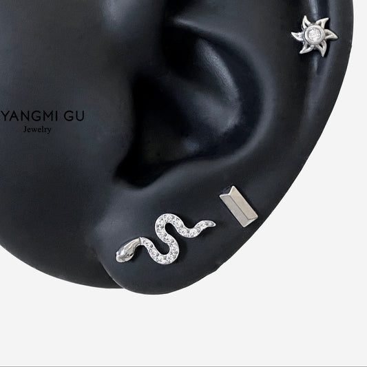 16G Titanium Cz Snake Flat Back Stud