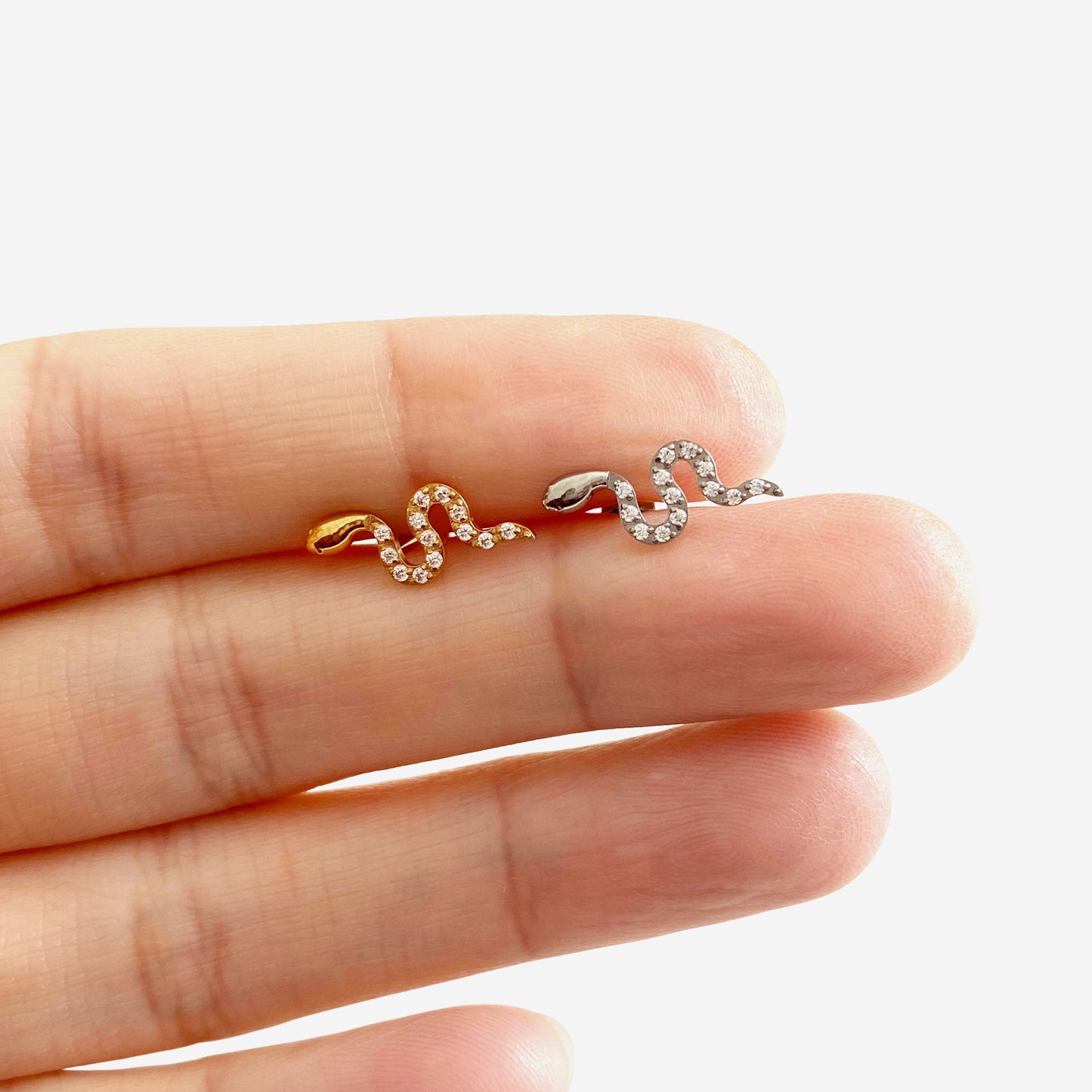 16G Titanium Cz Snake Flat Back Stud