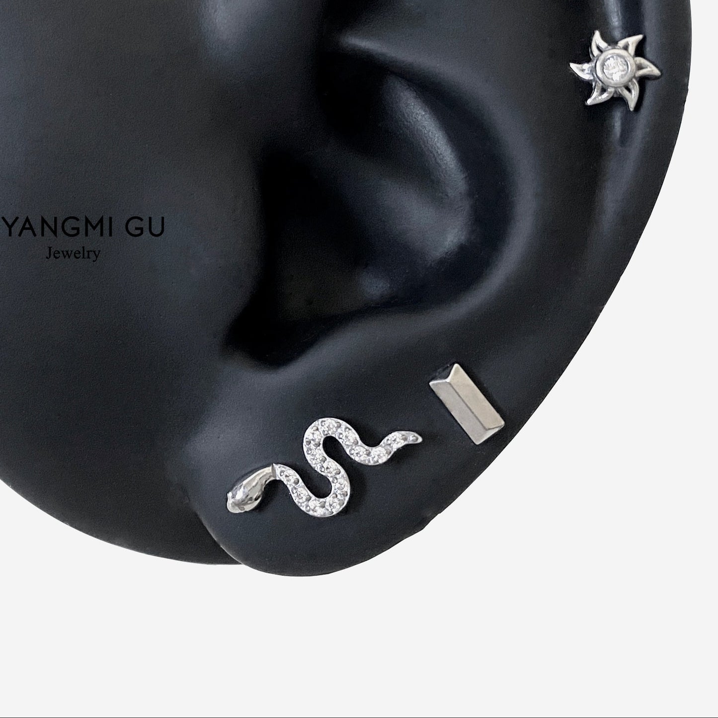16G Titanium Cz Snake Flat Back Stud