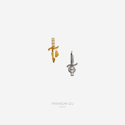16G Titanium Cz Dagger Flat Back Stud